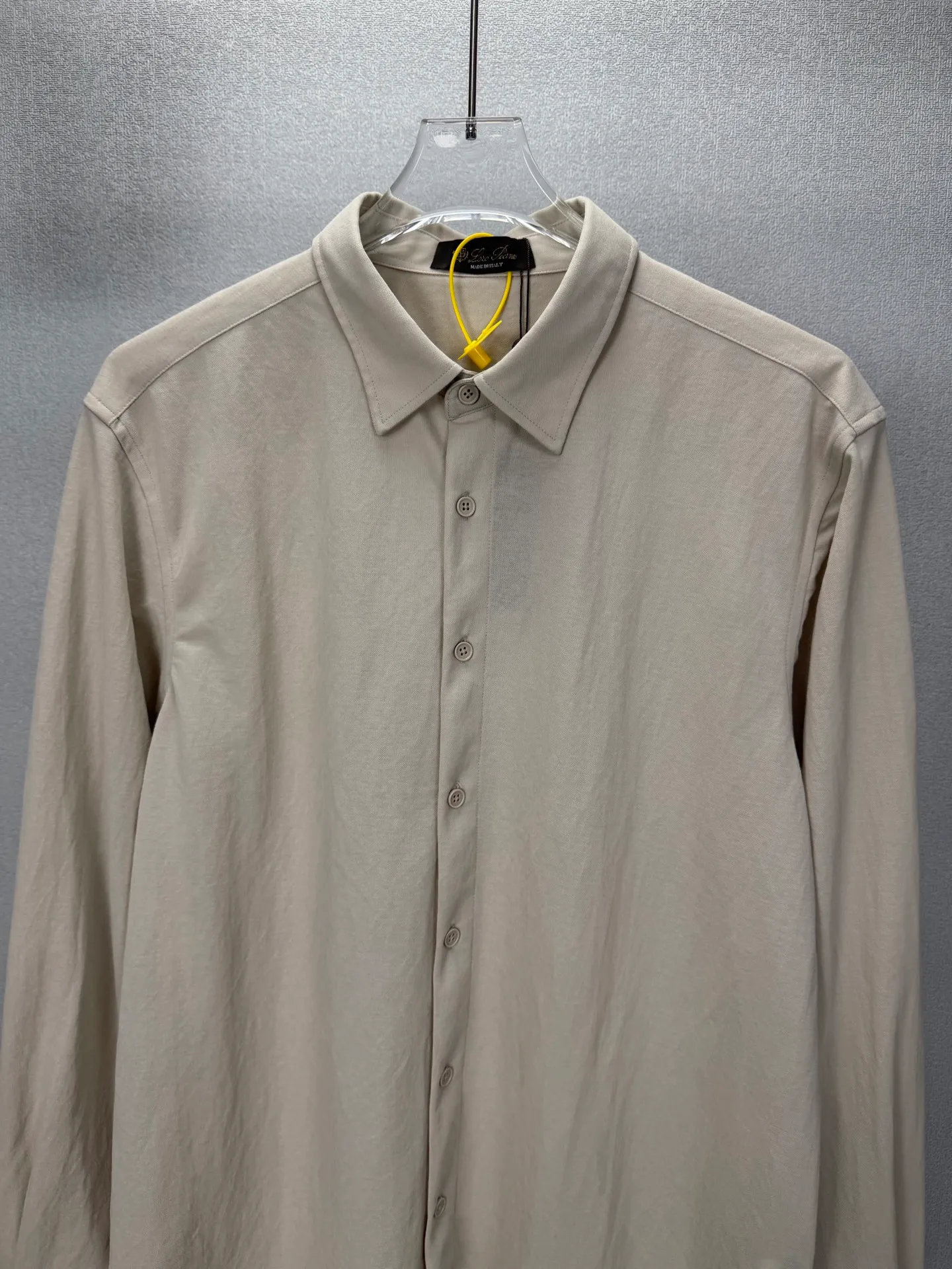 Loro Piana 2026 New Arrival Solid Color Linen Couple Style Lapel Shirt High Version High Version The fabric is made of linen, cotton, nylon composite materials, the whole body is solid color, simple and loose fit, and the leather letter logo embroidery design on the back neck is fashionable and personalized. Super Versatile and good-looking shirt. Very suitable for both men and women. A must-have for everyone. Packaging Tag Collar Label Washed Wheat Complete 👍 Colors: Navy Blue, Gray, Khaki, White Sizes:M-4XL